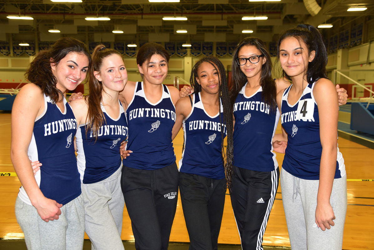 Huntington girls' track 4x200m relay has qualified for the state championships (1)