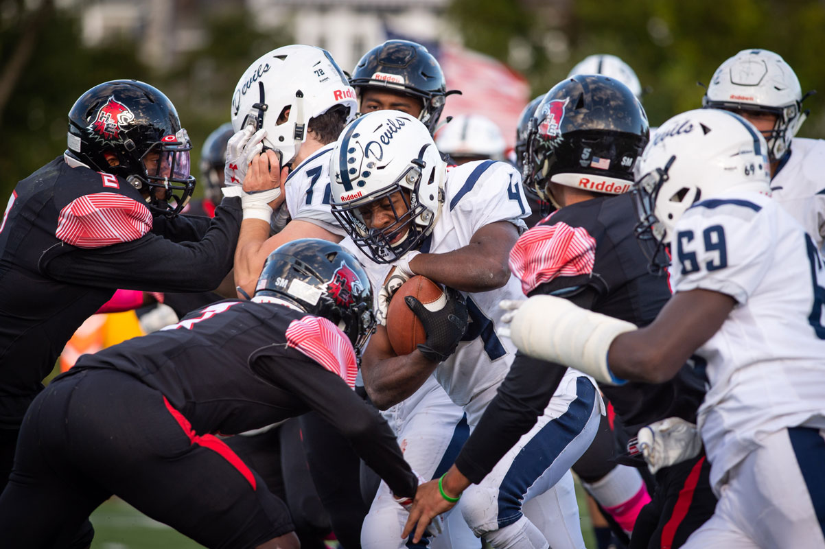 Junior Nasir Youngblood grinds out yardage for Huntington. (Darin Reed photo.)