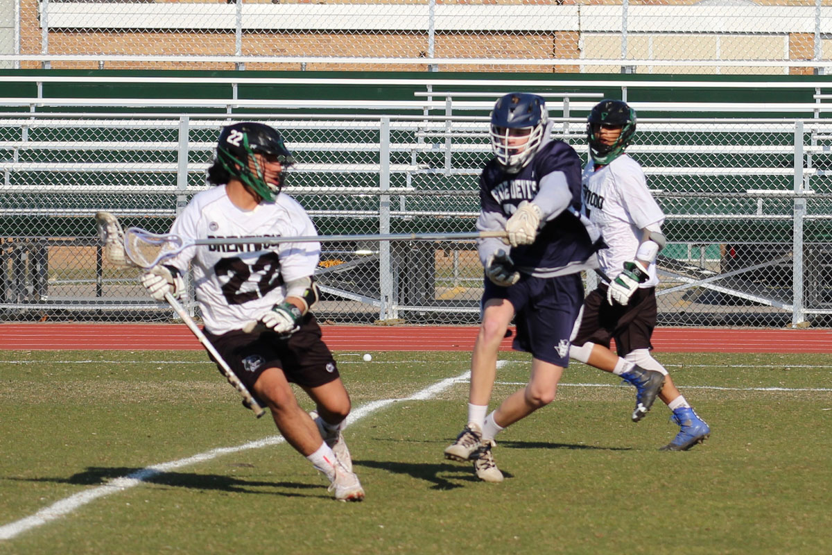 Michael Wright (center in blue) in action for Huntington. (Erik Krisch photo.)