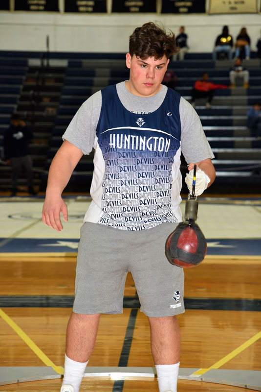 Gary Barash gets set in the weight throw ring (2)