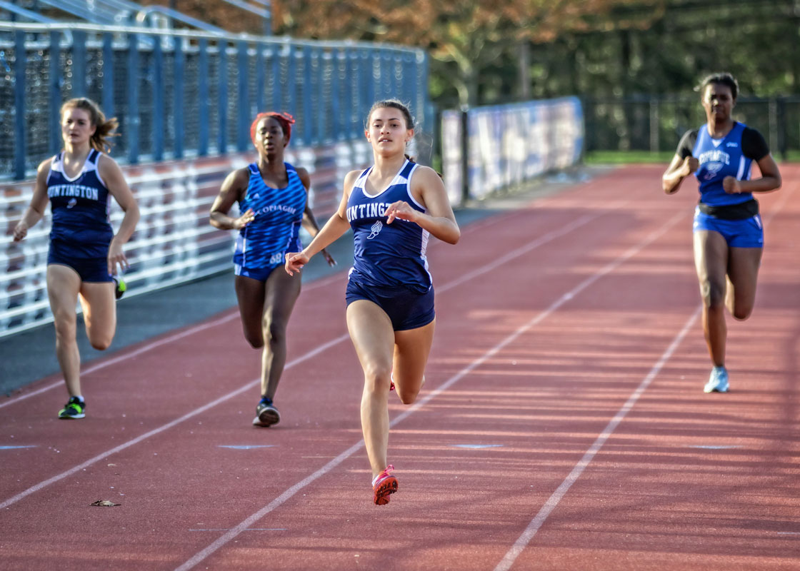 Bella Thompson takes the lead. (Mike Connell photo.)