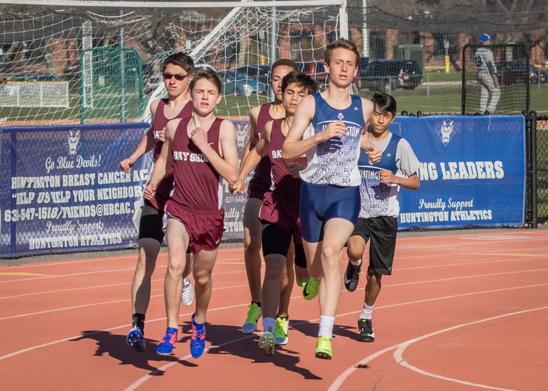 Justin Stevens leads the pack for Huntington. (Mike Connell photo.)