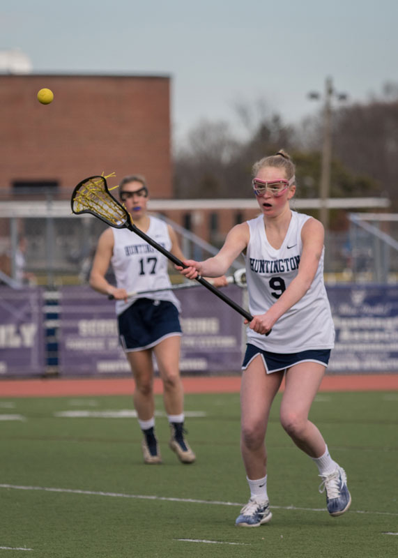 Gretel Cassell dishes off a pass. (Mike Connell photo.)