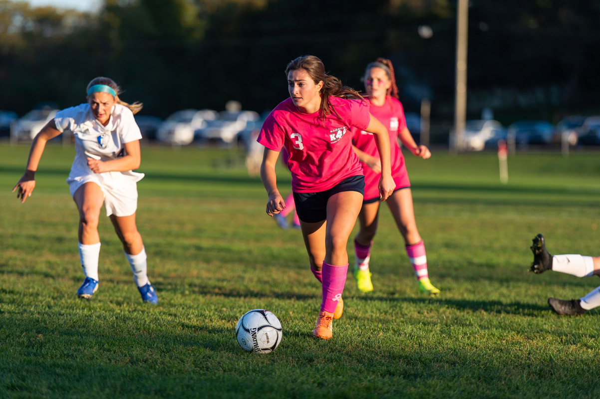 Huntington senior Julia Steinberg with the ball. (Darin Reed photo.)