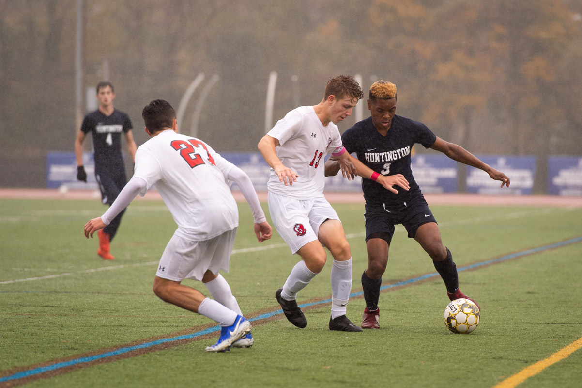 Huntington's Jah-Meer Sallet (right) has control of the ball. (Darin Reed photo.)