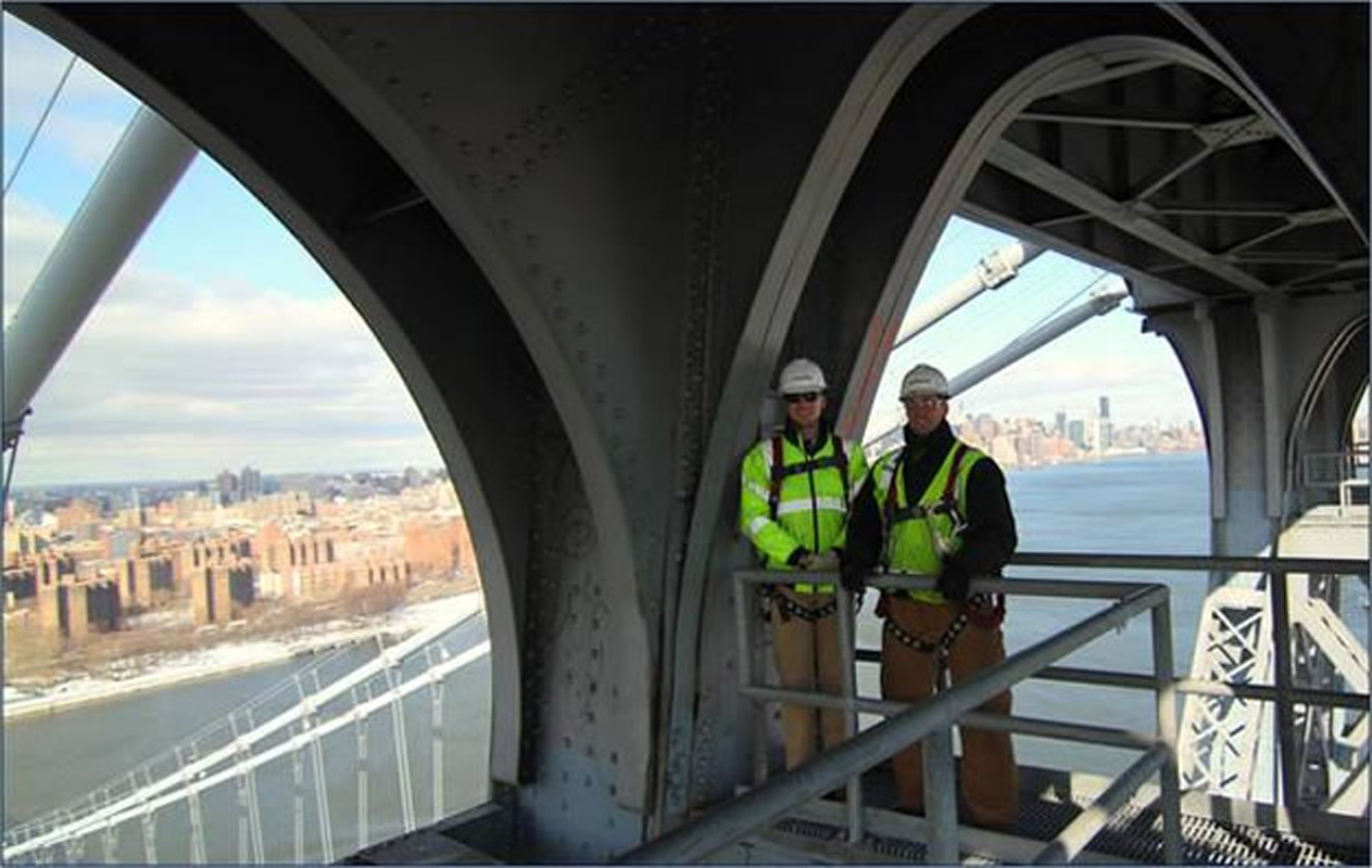 Patrick McCourt (left) on the job on the Williamsburg Bridge.