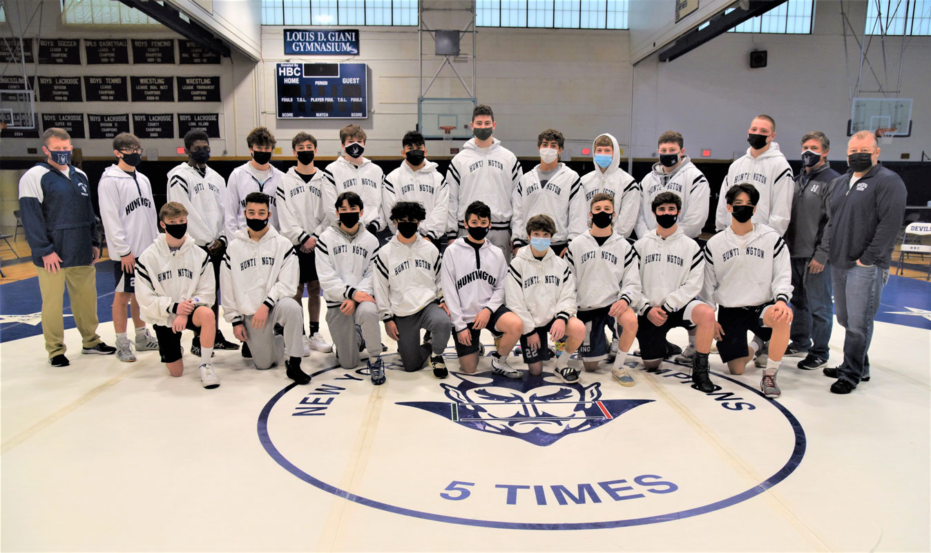 The 2021 Huntington High School varsity wrestling team.