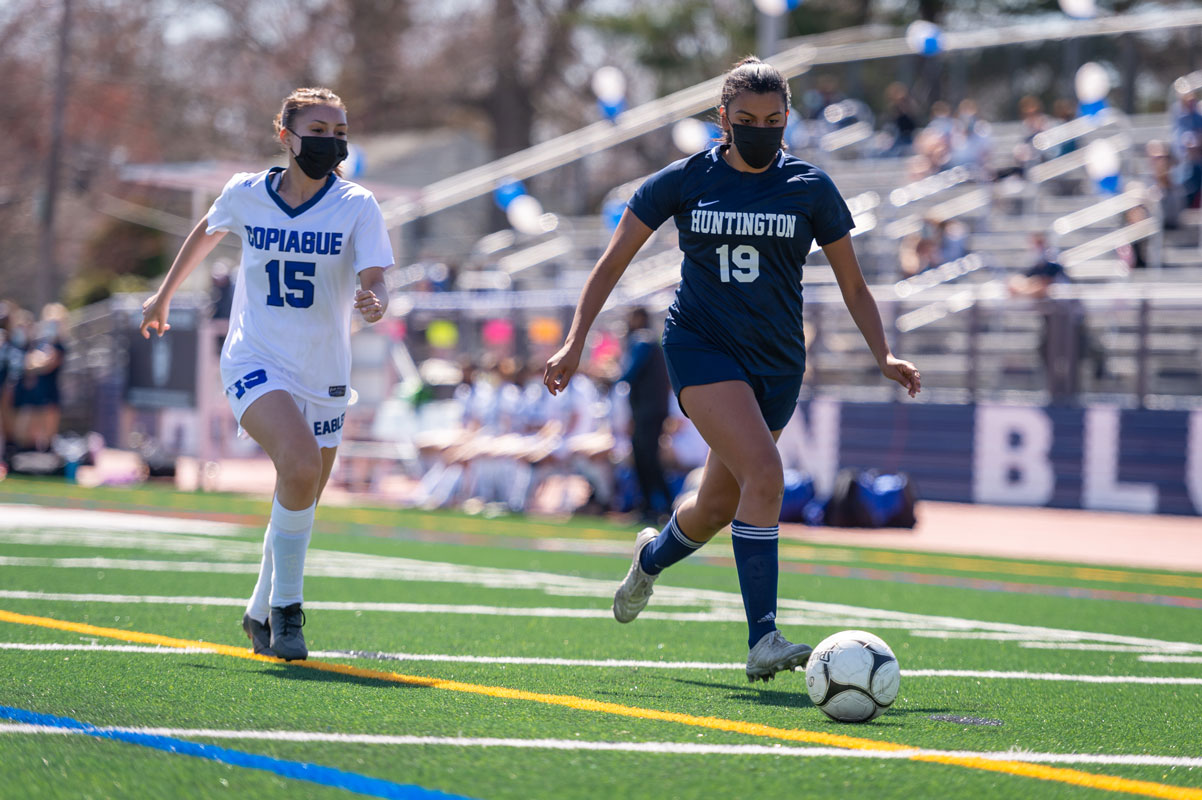 Edelyn Garcia races down the field for the Blue Devils. (Darin Reed photo 