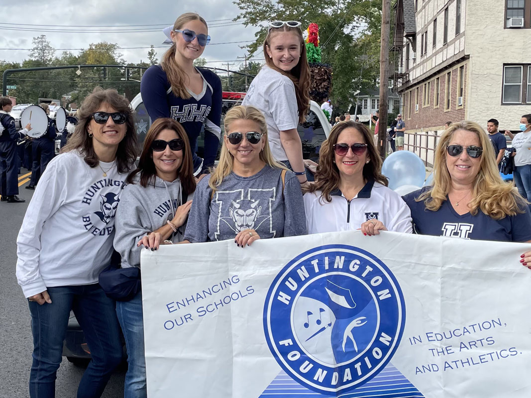 Huntington Foundation members in the Homecoming Day parade. 