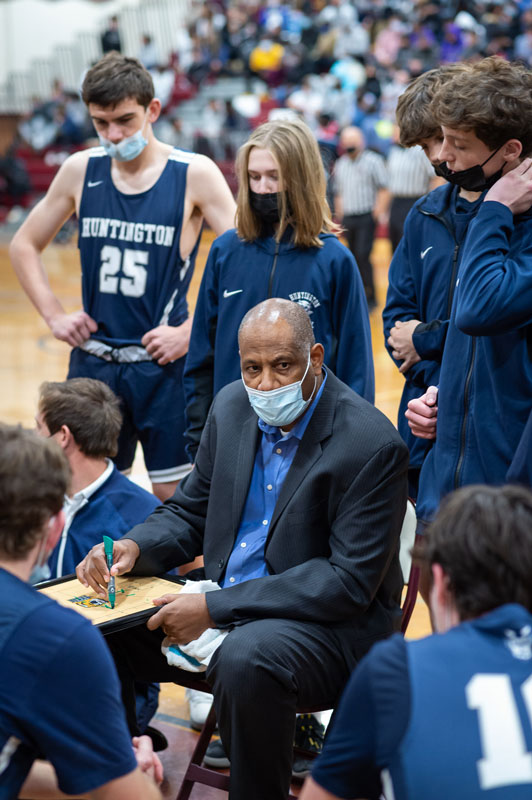 Huntington head coach Ken Parham sketches the play during a timeout. (Darin Reed photo.)