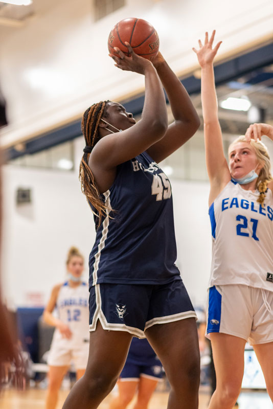 Towering Junie Nosile is hard to stop. (Darin Reed photo.)
