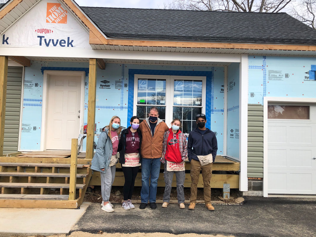 Rob Gilmor (center) with Sarah Krisch, Victoria Befumo, Gracia Renkewitz and Samir Rathore in Mastic.