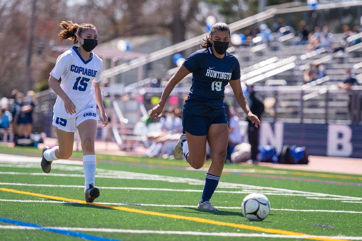 Edelyn Garcia races down the field for the Blue Devils. (Darin Reed photo (3)
