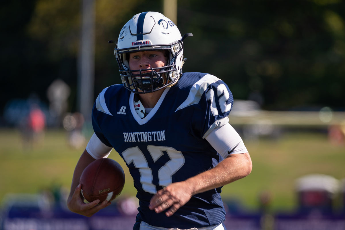 Quarterback Torin Bograd is on the move for Huntington. (Darin Reed photo)