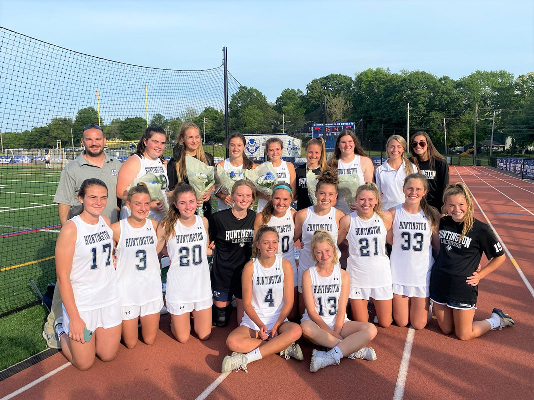 The 2021 Huntington varsity girls' lacrosse team.