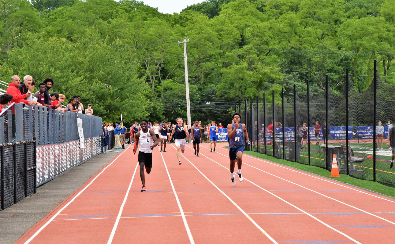 Tyriek Mays-McKoy races to the finish line of the 4x100m relay 