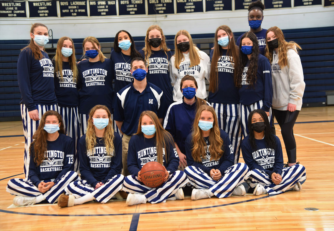 The 2021 Huntington High School varsity girls' basketball team.
