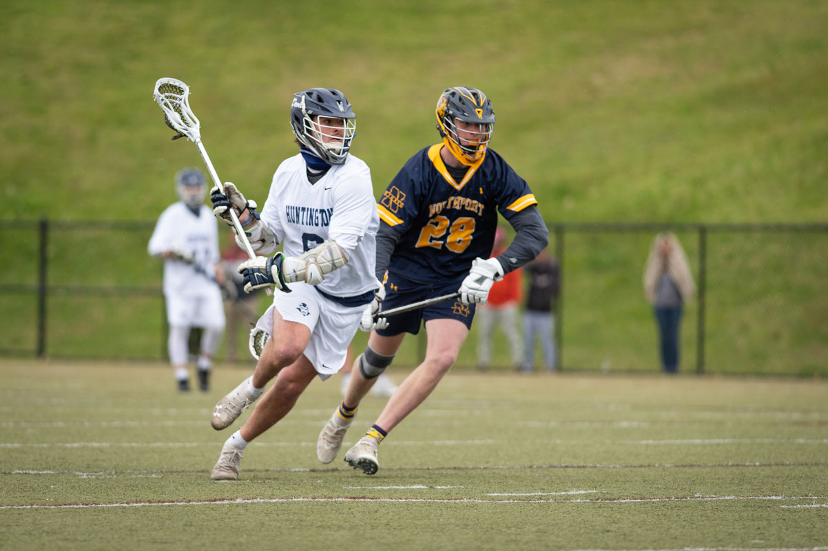 Liam Hassett (left) makes his move for Huntington. (Darin Reed photo.)