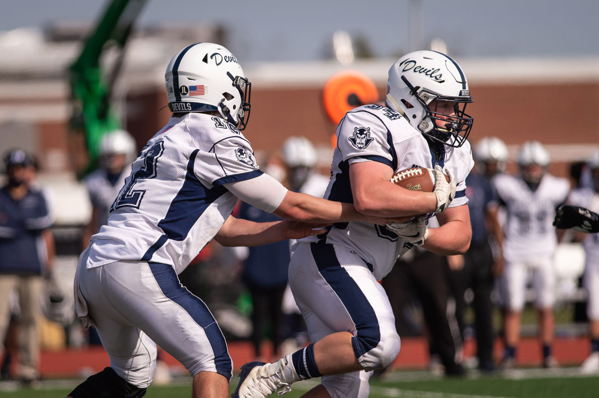 All-County running back Robbie Smith takes the handoff. (Darin Reed photo.)