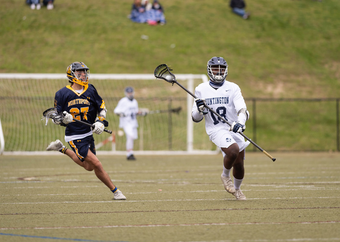 Jahiem Hawkins has the long pole for Huntington. (Darin Reed photo