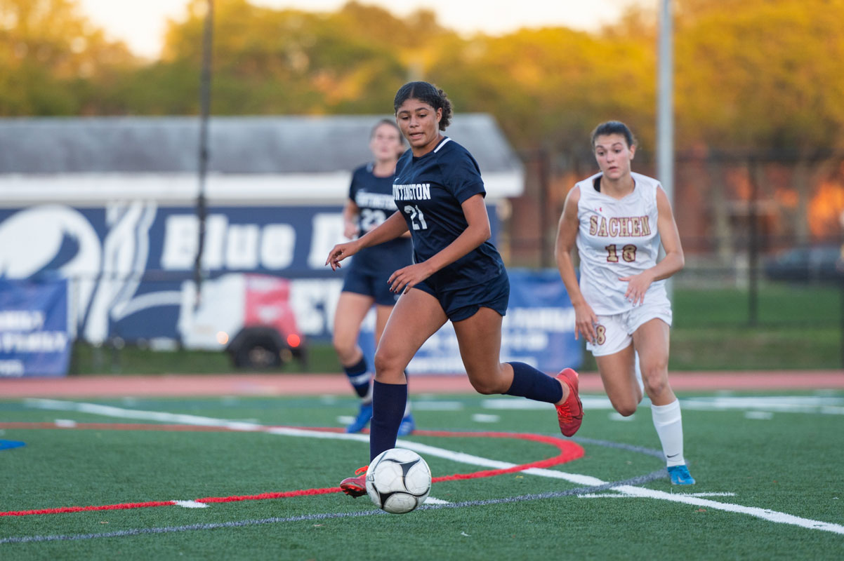 Hope Bilkey controls the ball. (Darin Reed photo.)