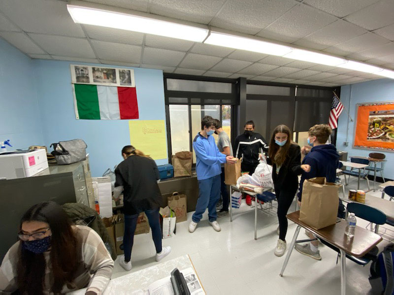 Italian Honor Society members work to organize food donations 