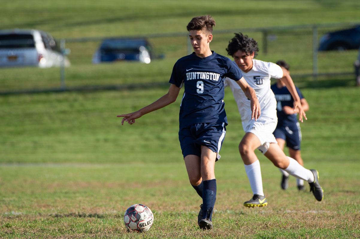Alan Wilberger helped lead the Huntington JV's offense. (Darin Reed photo.)