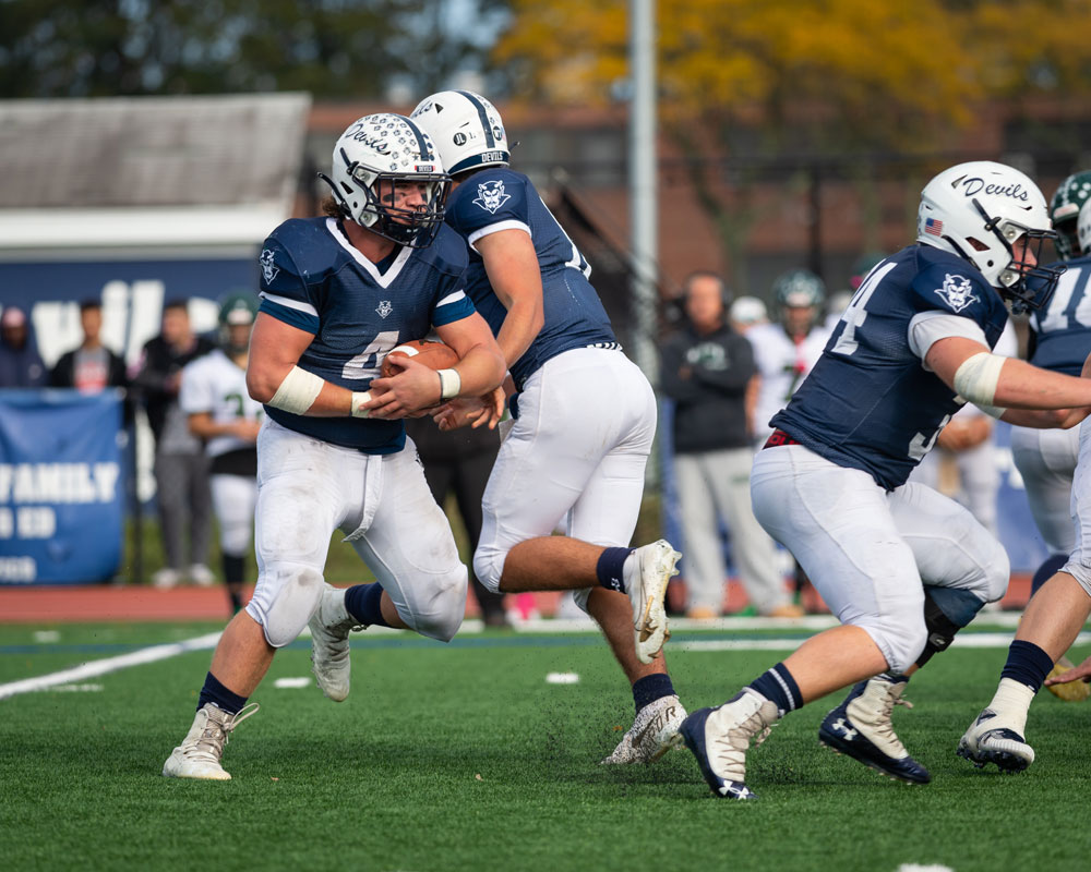 Lucas Petrizzi takes the handoff. (Darin Reed photo.)