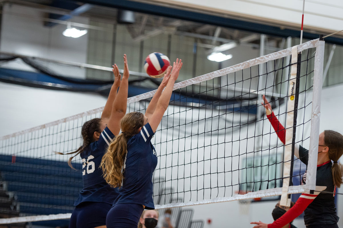 The Huntington volleyball team defeated Newfield in three straight games last Friday. (Darin Reed photo.)