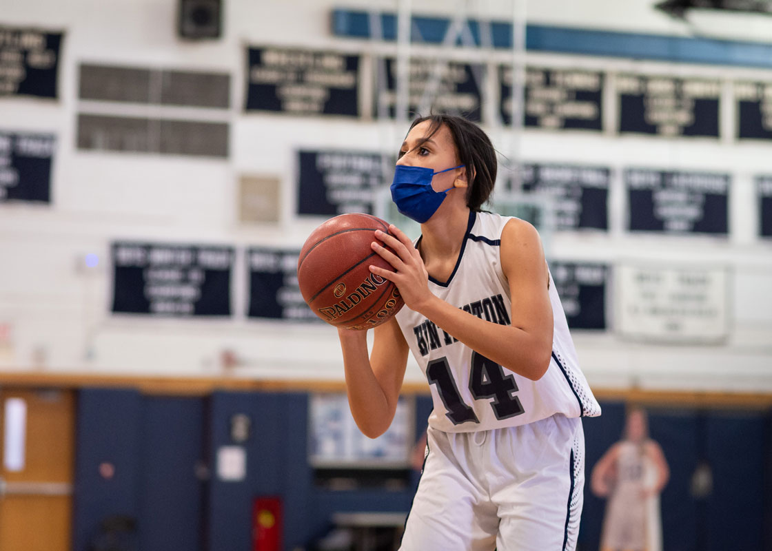 Senior Makaylah Frazier has the ball. (Darin Reed photo.)