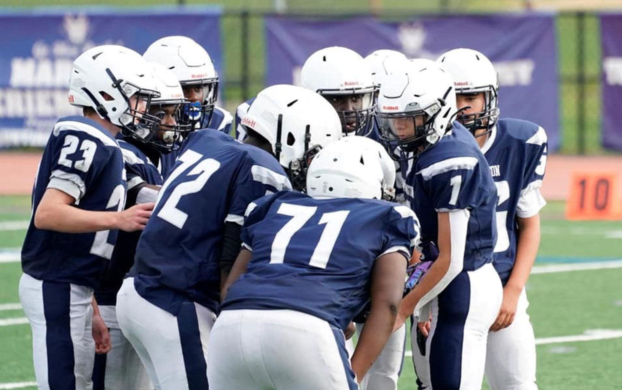 Huntington huddles before the play.