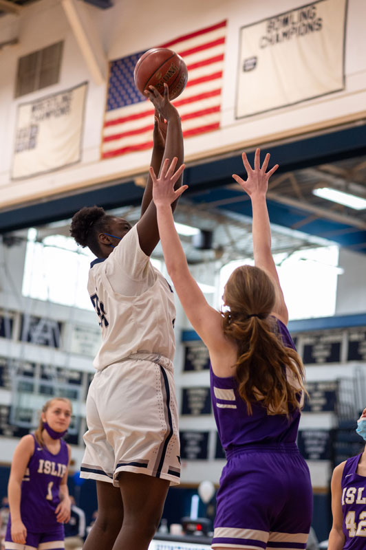 The towering Junie Nosile under the basket. (Dainr Reed photo.)
