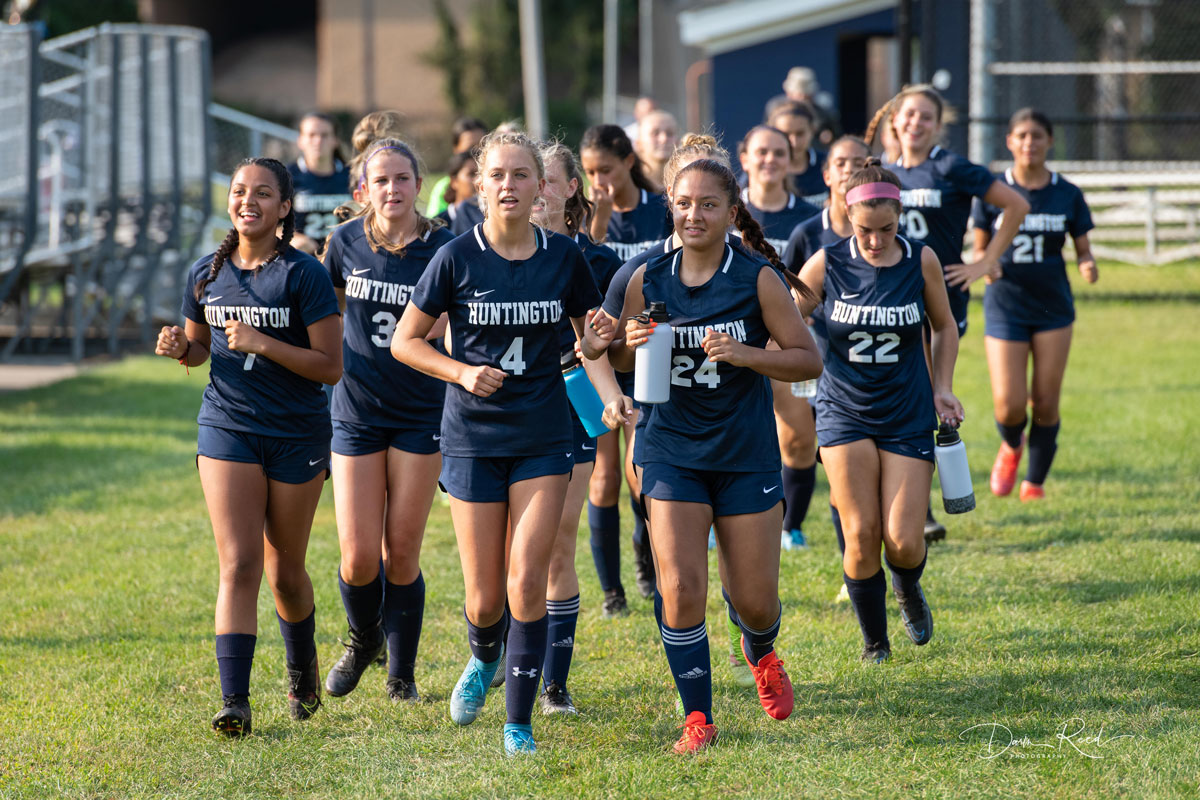 Here comes the Huntington girls' soccer team. (Darin Reed photo.)