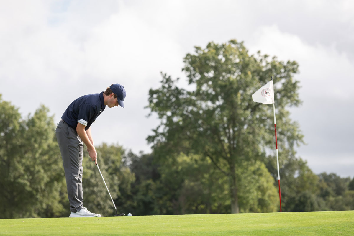 Kevin Drake concentrates on the putting green. (Darin Reed photo.)