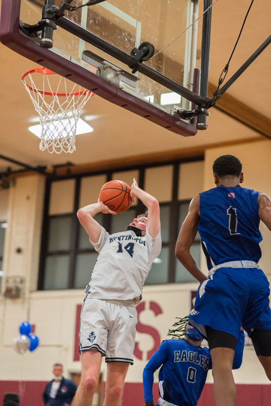 Kevin Drake goes to the basket. (Darin Reed photo.)
