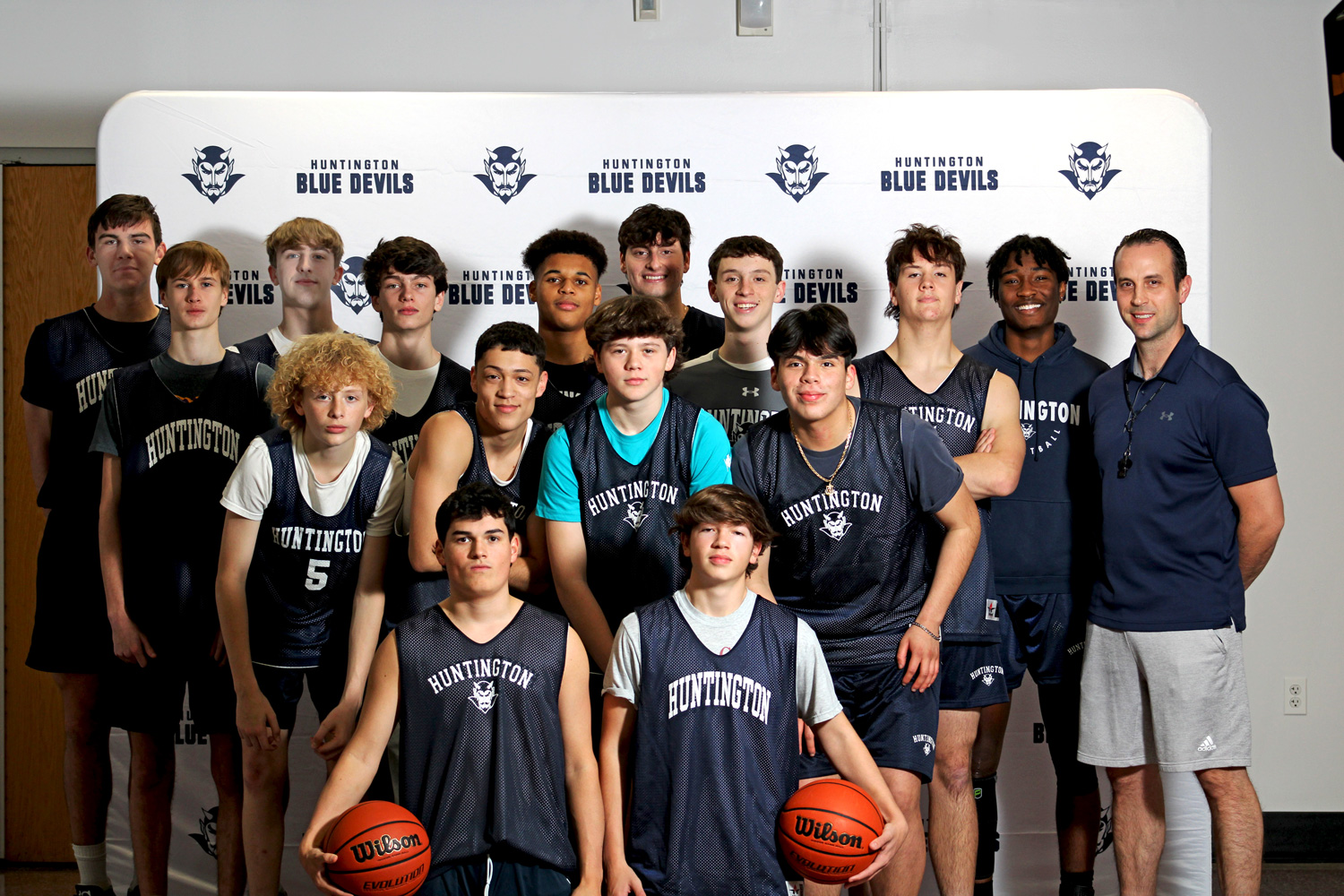  Huntnigton's varsity boys' basketball team. (Victoria Befumo photo.)  