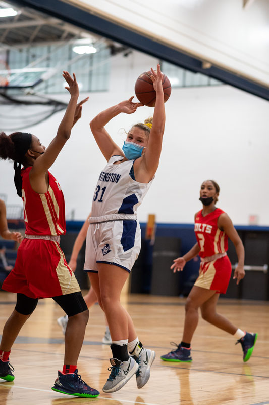 Teddi Carnesi looks to control the ball. (Darin Reed photo.)
