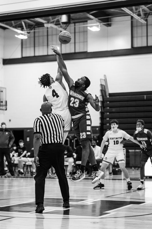 Clayton Ward wins the tipoff earlier this season. (Darin Reed photo.)