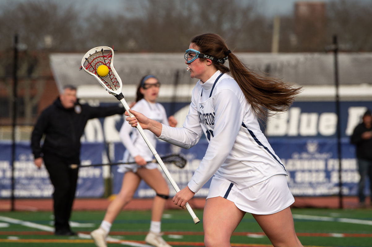 Emily Plachta with the ball for Huntington. (Darin Reed photo.)