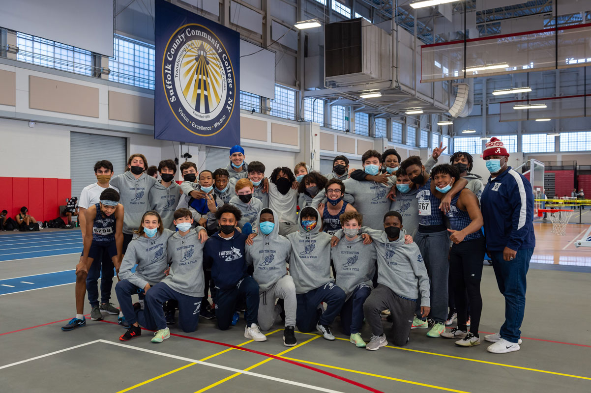 The 2022 Huntington boys' winter track and field team. (Darin Reed photo.)