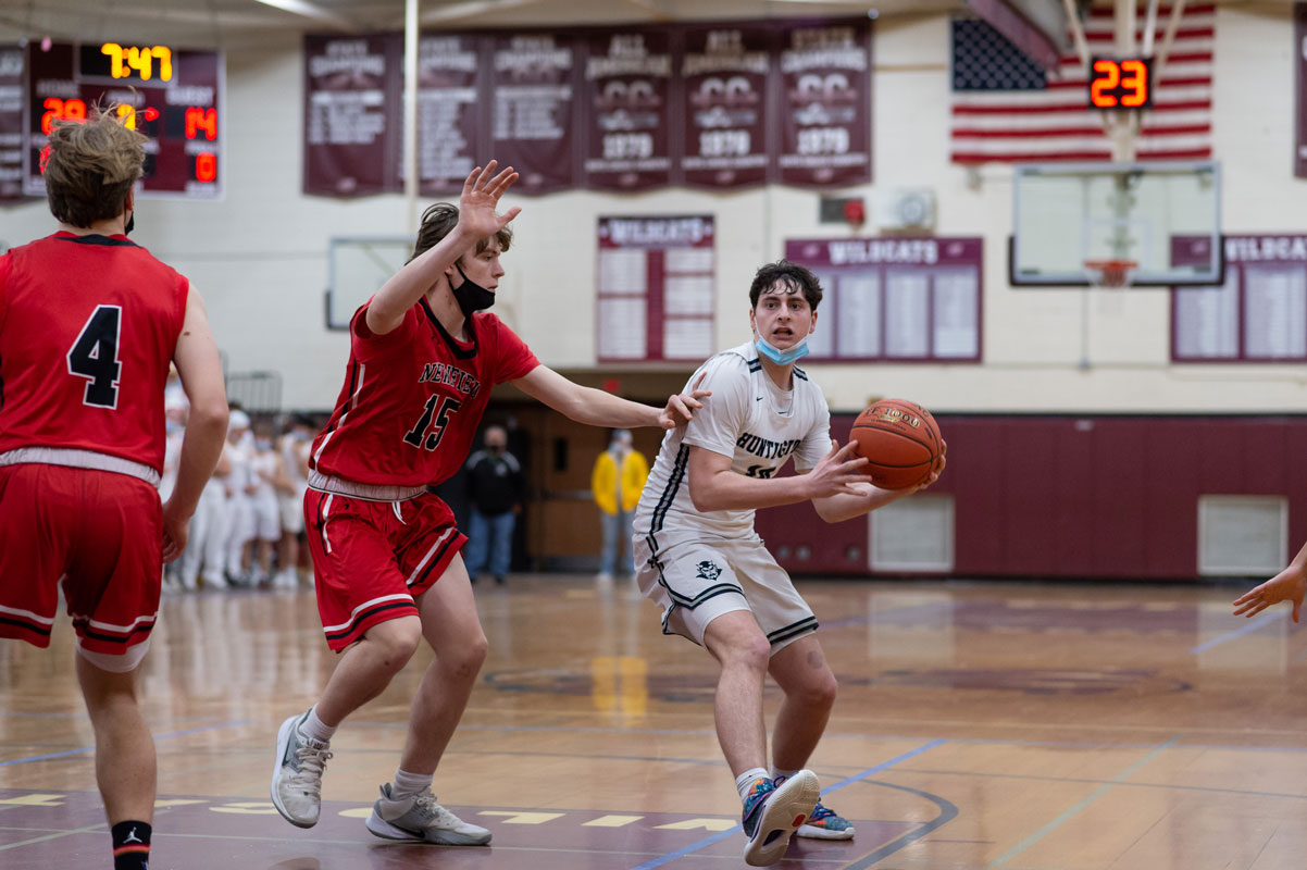 Hunter Borenstein winds his way to the basket. (Darin Reed photo (2)