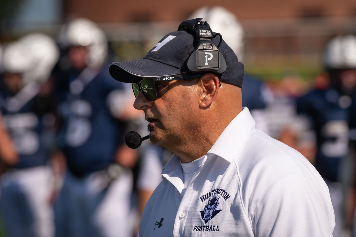  Huntington head coach Steve Muller. (Darin Reed photo.) 