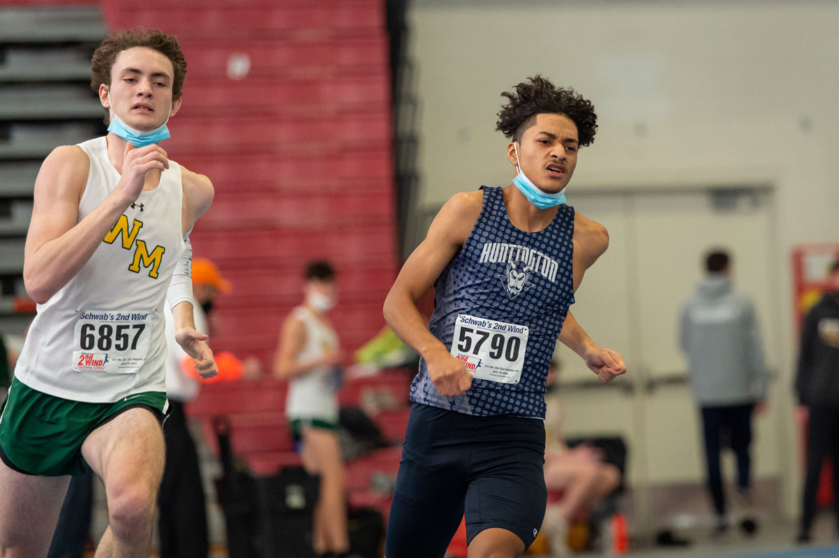 Huntington senior Julio Martinez makes his move on the inside. (Darin Reed photo.)