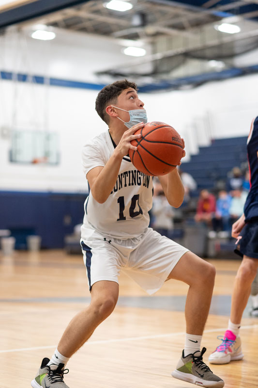 Jayson Colato looks up to the basket. (Darin Reed photo.)