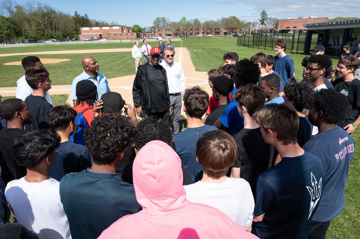 Dwight Gooden also spoke with track team members. (Darin Reed photo)