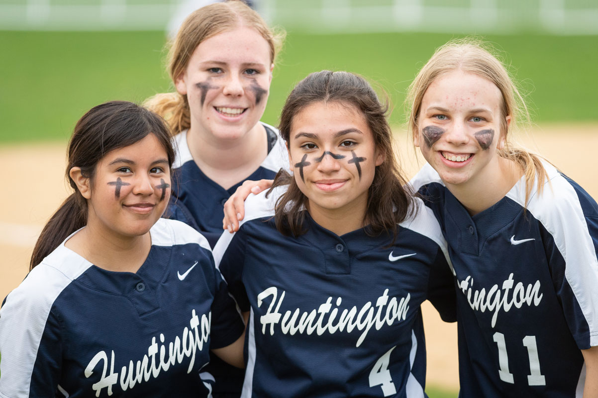 Huntington JV softball players are a close-knit group. (Darin Reed photo.)