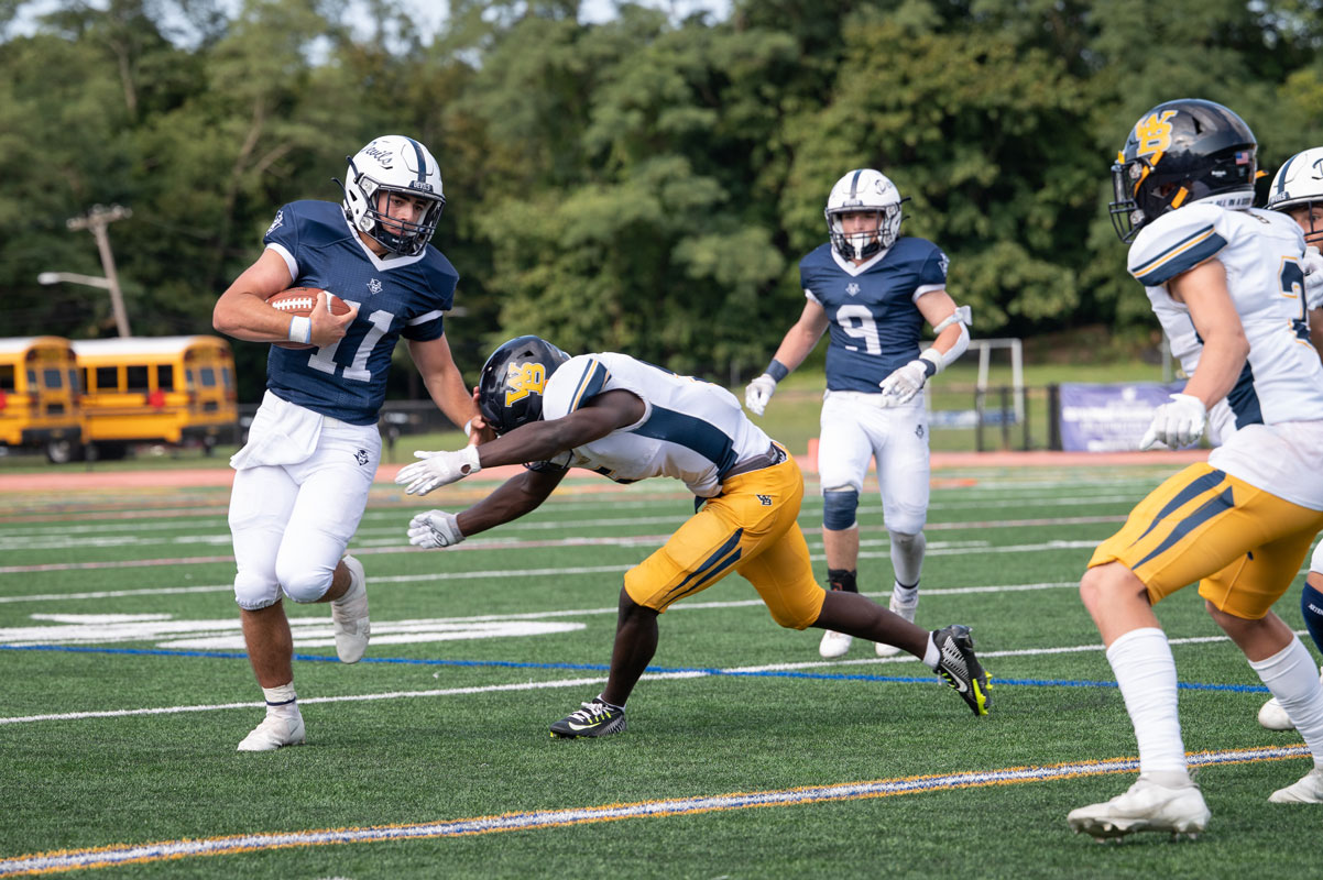  Anthony Annunziata evades a would-be tackler. (Darin Reed photo.) 