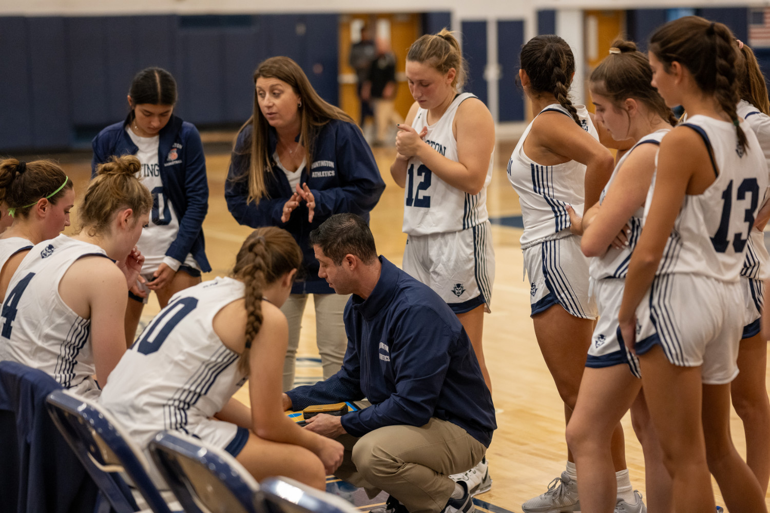  Huntington huddles with coaches Mike Kaplan and Marissa Bergmann. (Darin Reed photo.)  