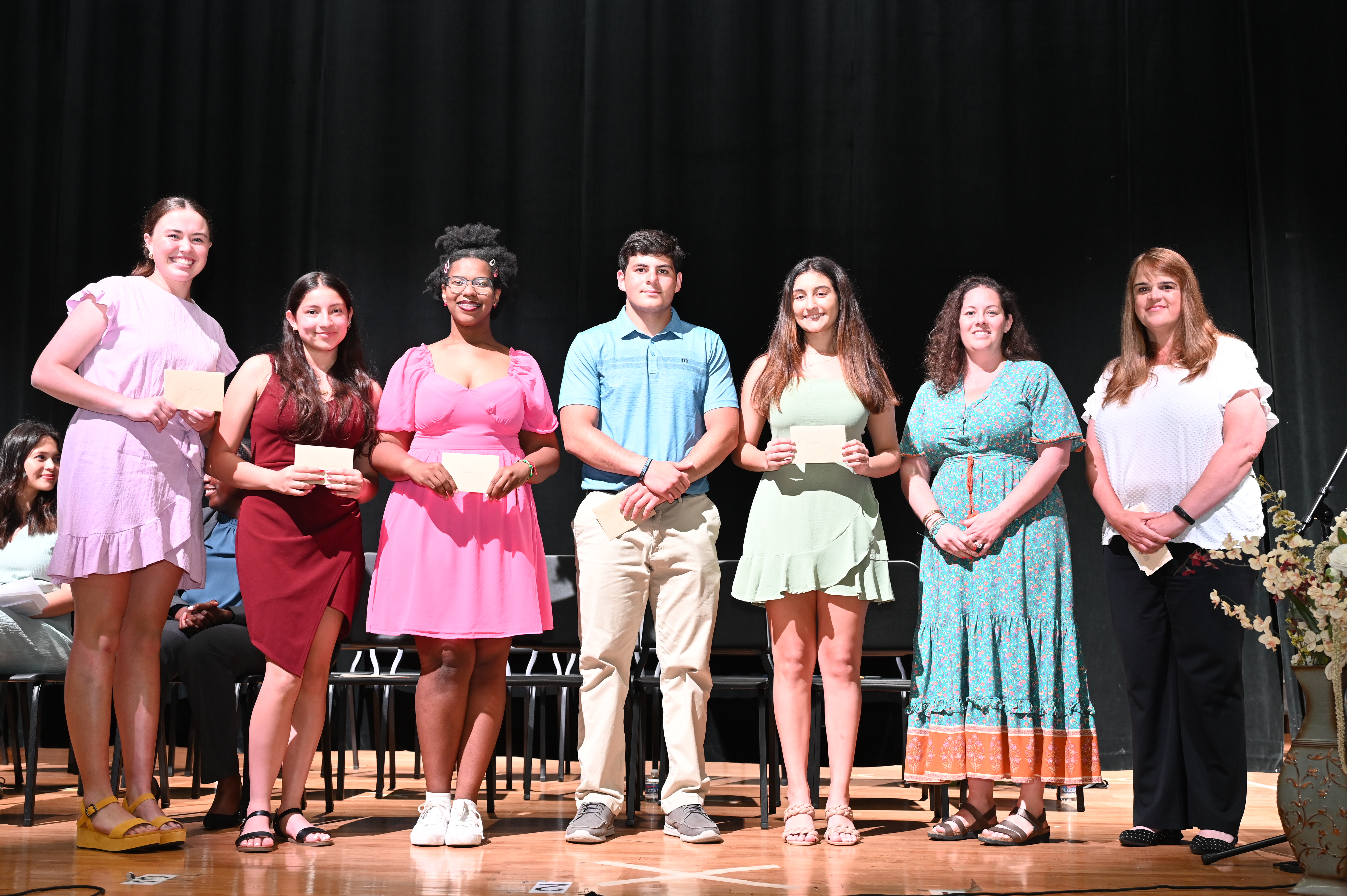 Huntington High School PTSA scholarship recipients.)
