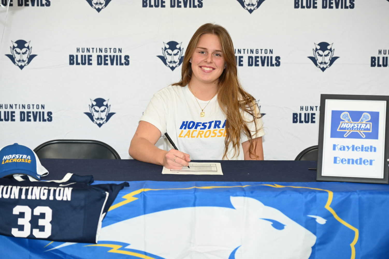  Kayleigh Bender signed an NCAA national letter of intent to play lacrosse at Hofstra University   